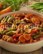 Гуляш с зеленой фасолью и овощами