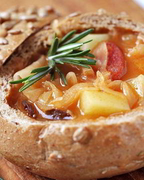 Гуляш в хлебе