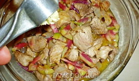 свиной гуляш с китайской редькой