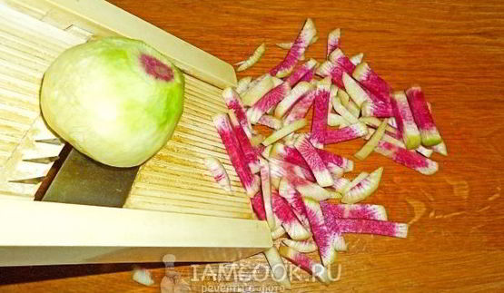 свиной гуляш с китайской редькой