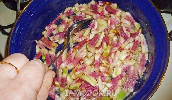 свиной гуляш с китайской редькой