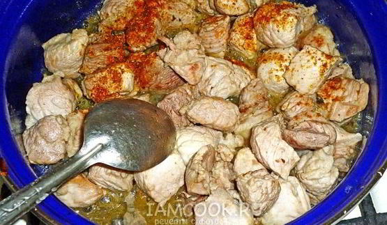 свиной гуляш с китайской редькой