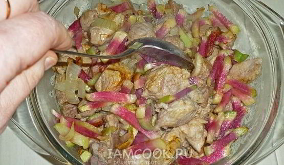 свиной гуляш с китайской редькой