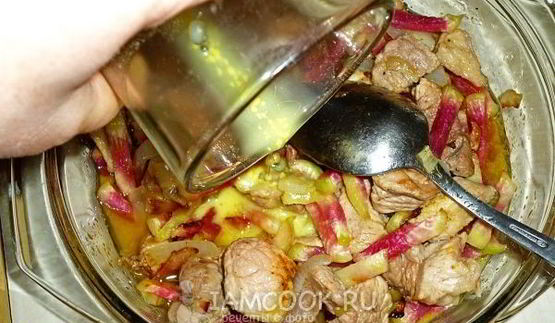 свиной гуляш с китайской редькой
