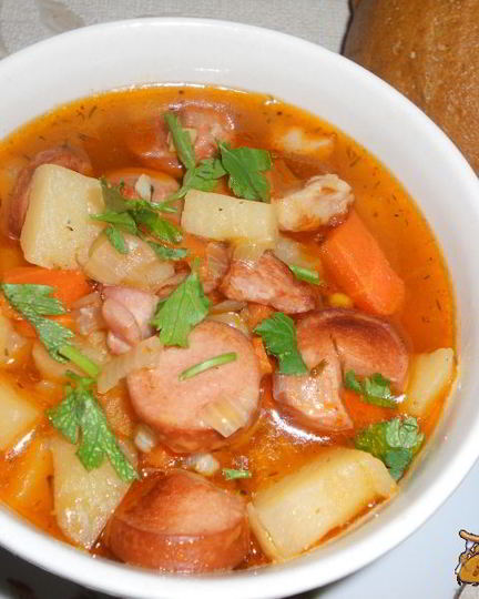 Рецепт сытного гуляша с сосисками и грудинкой