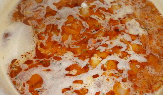 сытный гуляш с сосисками и грудинкой