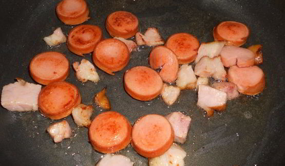 сытный гуляш с сосисками и грудинкой