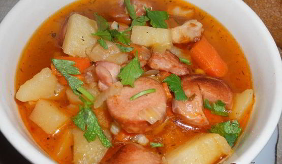 сытный гуляш с сосисками и грудинкой