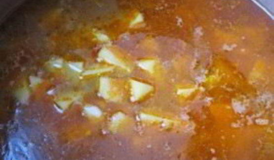 венгерский суп-гуляш в хлебе