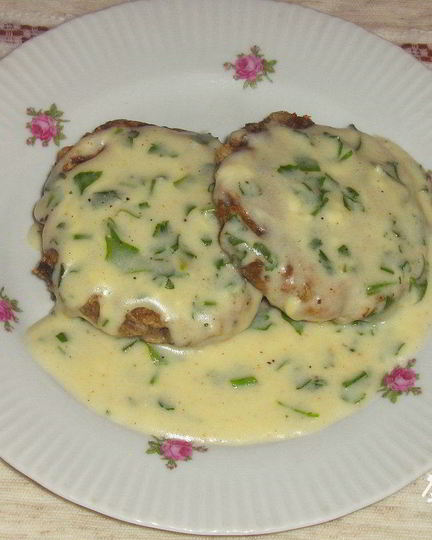 Рецепт грибных котлет с сырным соусом