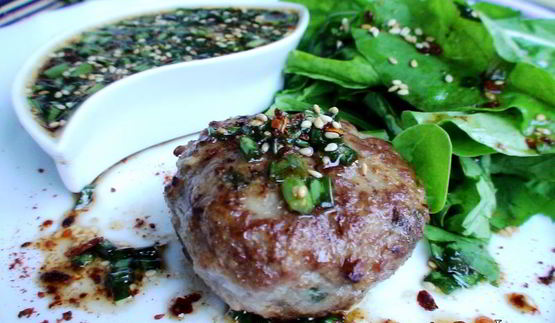 котлетки в азиатском стиле с салатом из рукколы