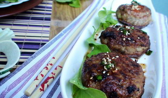 котлетки в азиатском стиле с салатом из рукколы