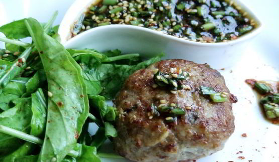 котлетки в азиатском стиле с салатом из рукколы