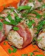 Котлеты из мясного фарша в беконе