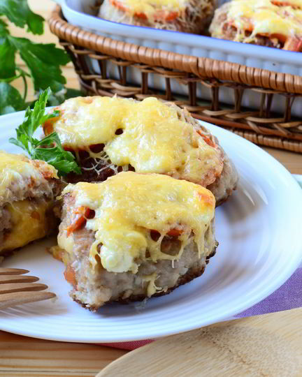 Рецепт котлет под шубой с помидорами и сыром