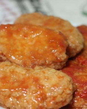 Куриные котлеты в томатной подливе