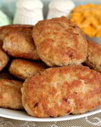 Мясные котлеты с лисичками и гречневыми хлопьями