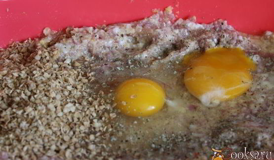 мясные котлеты с лисичками и гречневыми хлопьями