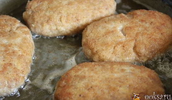 мясные котлеты с лисичками и гречневыми хлопьями