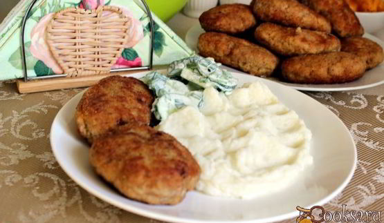 мясные котлеты с лисичками и гречневыми хлопьями