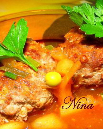 Рецепт мясных котлет с необычным подливом из яблока