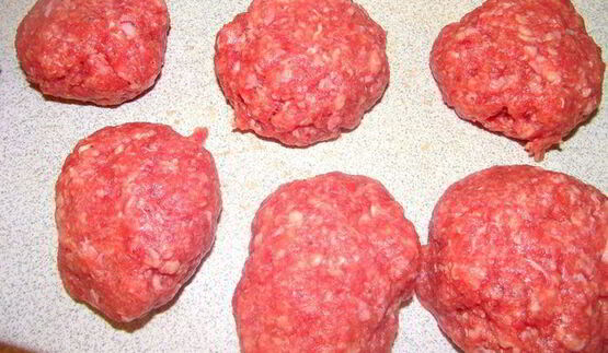 мясные котлеты с необычным подливом из яблока