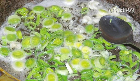 лапша с мясным соусом по-домашнему