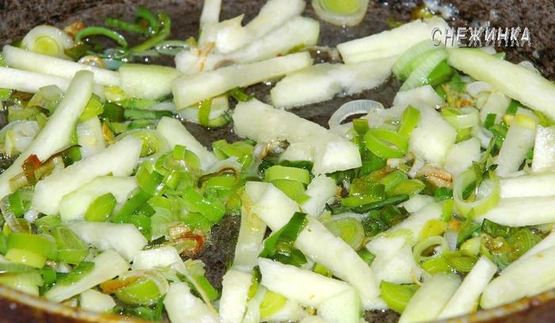 лапша с мясным соусом по-домашнему