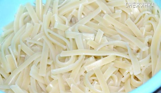 лапша с мясным соусом по-домашнему