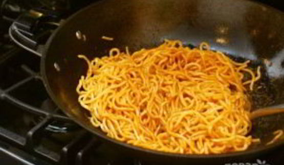 лапша с мясом и брокколи