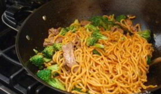 лапша с мясом и брокколи