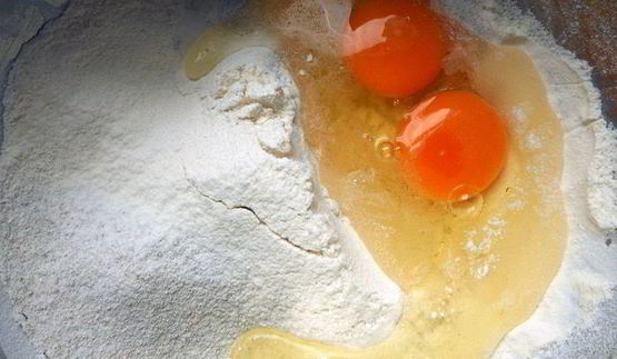 лазанья из ржаных блинчиков с курицей, томатами и базиликом