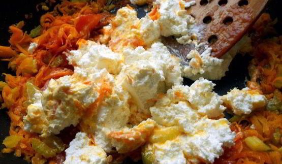 лазанья из ржаных блинчиков с курицей, томатами и базиликом