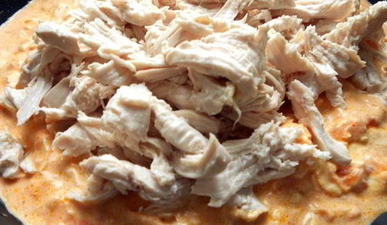 лазанья из ржаных блинчиков с курицей, томатами и базиликом