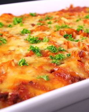 Лазанья с феттучини, фрикадельками, томатами и сыром