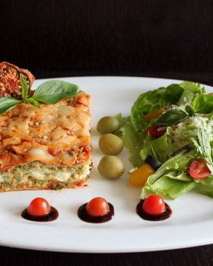 Лазанья с курицей, рикоттой и соусом песто