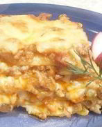 Лазанья с мясом, беконом и овощами под соусом бешамель