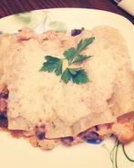 Каннеллони, фаршированные курицей и грибами под соусом бешамель