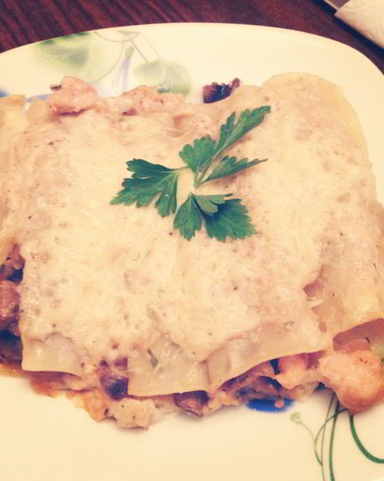 Рецепт каннеллонь, фаршированных курицей и грибами под соусом бешамель