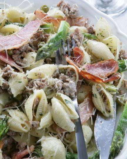 Рецепт макарон-ракушек со спаржей, горохом и беконом