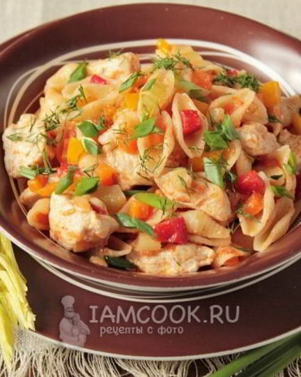 Рецепт макарон с курицей и овощами на сковороде