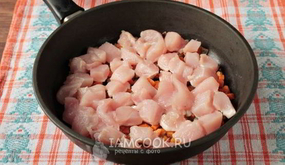 макароны с курицей и овощами на сковороде