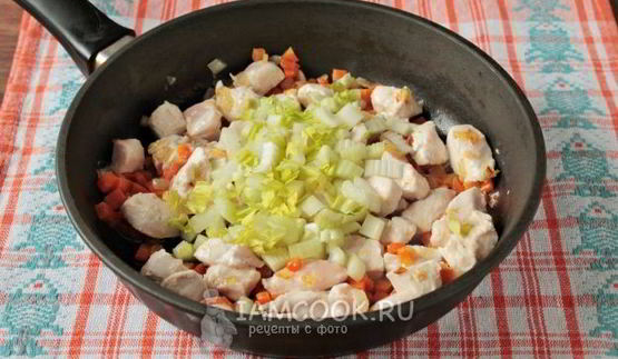 макароны с курицей и овощами на сковороде