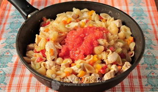макароны с курицей и овощами на сковороде