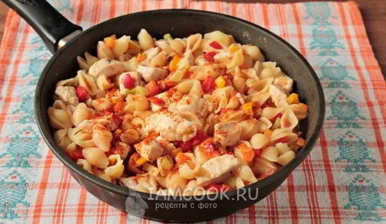 макароны с курицей и овощами на сковороде