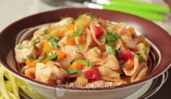 макароны с курицей и овощами на сковороде