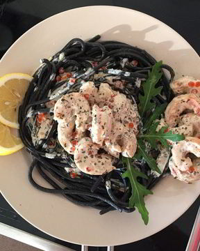 Паста с чернилами каракатицы и лангустинами в сливках