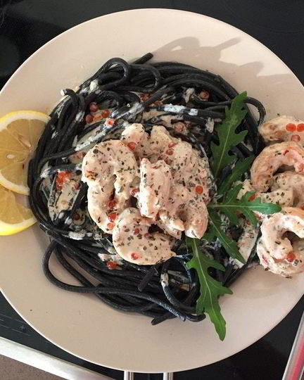 Рецепт пасты с чернилами каракатицы и лангустинами в сливках