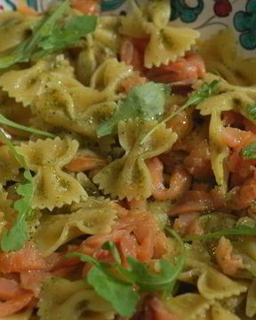 Паста с копченой семгой и песто из каперсов