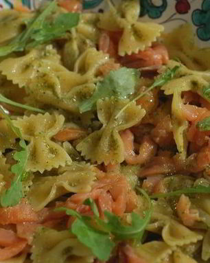 Паста с копченой семгой и песто из каперсов